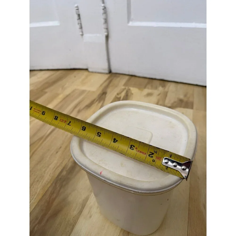 Rubbermaid Servin’ Saver White Plastic Food Storage Container with Lid